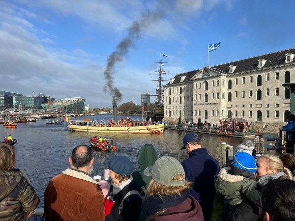 Aankomst van de Sint bij het Scheepvaartmuseum tijdens de intocht van Sinterklaas