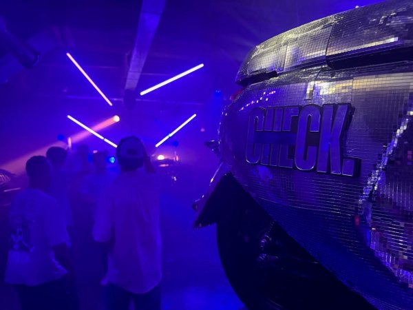 Check Festival, met een discobol gemaakt van een Check-scooter