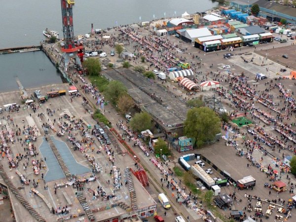 Koningsdag bij NDSM Vrijhaven, gezien van bovenaf