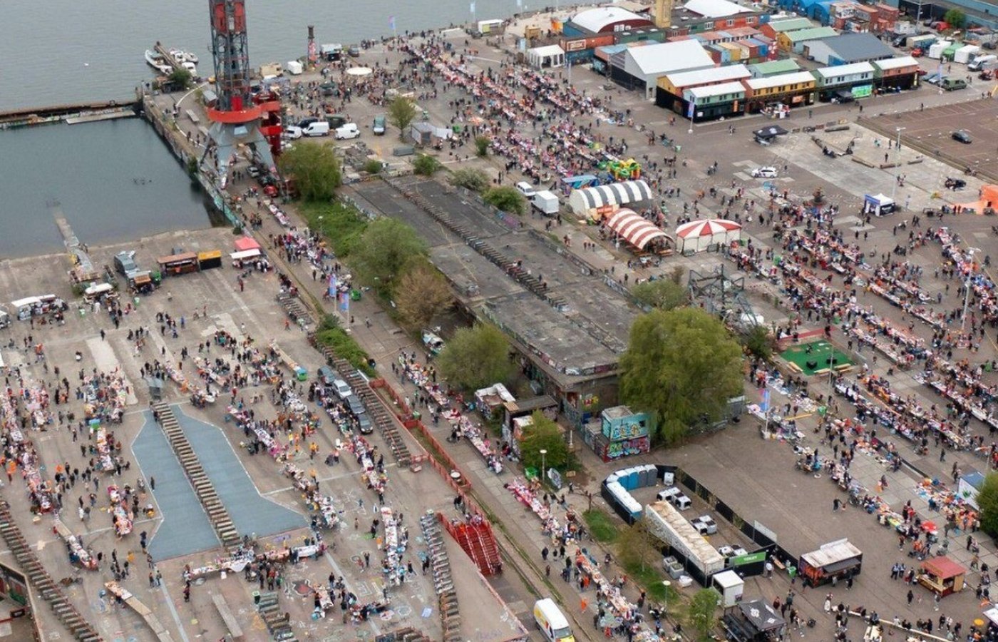 Koningsdag bij NDSM Vrijhaven, gezien van bovenaf
