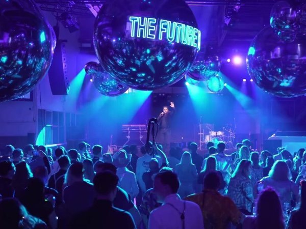 25-jarig jubileumfeest van FITZ, met neonlicht 'The Future!' en discoballen